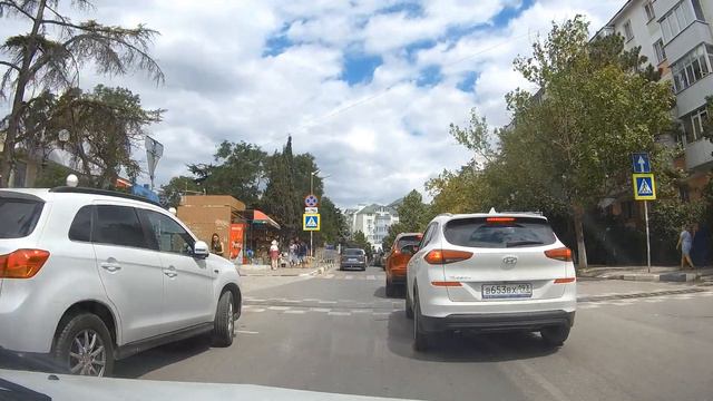 Крым, СУДАК, город 14 июля 2020, улица Ленина. Стоим в пробке, смотрим вокруг