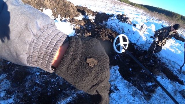 Нашли киотный крест и редкие монеты металлоискателем на шурфе!!!