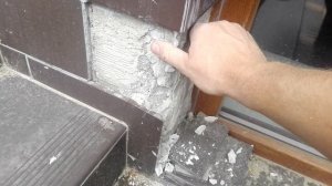 Почему плитка на фасаде не держится? В чем причина?