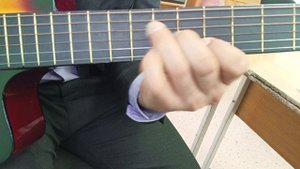 учимся играть на гитаре. разбор песню " Свечи горят".