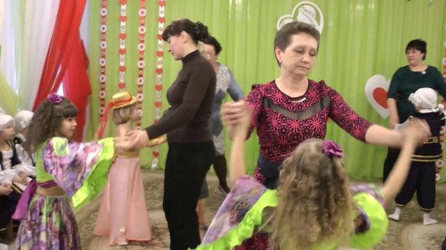 Танец "Бабушкин вальс" на утреннике 8 Марта 2018 в старшей группе Муз рук Максюта Г В смотреть онлайн