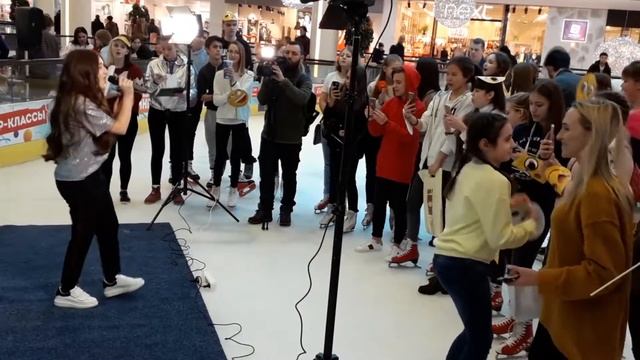 Милена Барциц на Emoji Lova Party смотреть онлайн