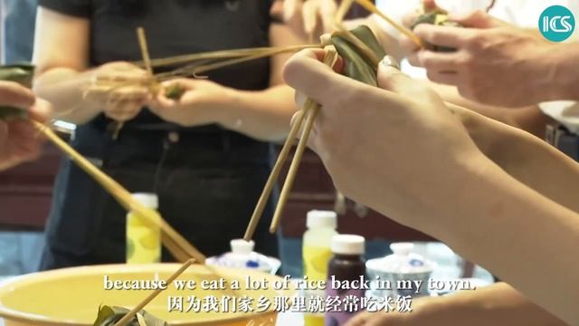 Foreigners enjoy Chinese Dragon Boat Festival #端午节 in Shanghai’s ancient watertown of Zhujiajiao смотреть онлайн
