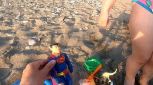 София строит замок из песка