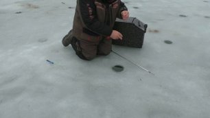 рыбалка по последнему льду.mp4