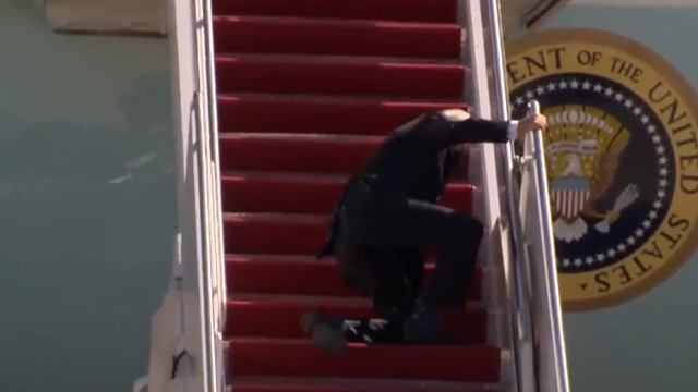 джо байден смешно упал с лестницы смотреть онлайн