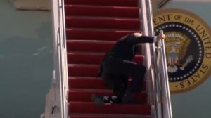 джо байден смешно упал с лестницы