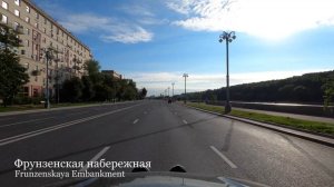 Утренняя поездка на машине по набережной Москвы