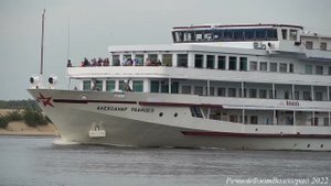 Пассажирский теплоход А Радищев идет по Волге в Волго донской судоходный канал