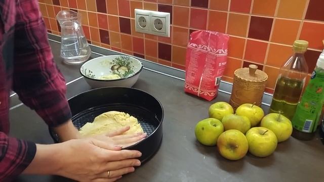 РЕЦЕПТ: ЯБЛОЧНЫЙ ПИРОГ СО ВЗБИТЫМИ БЕЛКАМИ смотреть онлайн
