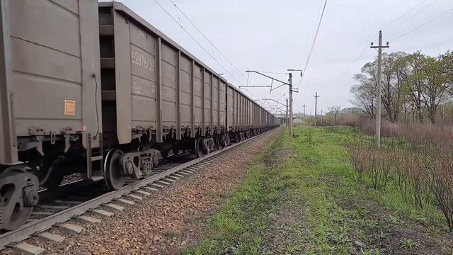 Электровоз 4ЭС5К-004 "Ермак" с грузовым поездом. смотреть онлайн