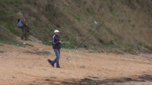 Керчь.Маяк. Рыбак поймал пеленгаса.27.09.2018.