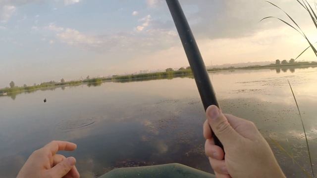 Рыбалка на поплавок. Ловим красноперку и линя на озере Гатное в Самаре!) смотреть онлайн