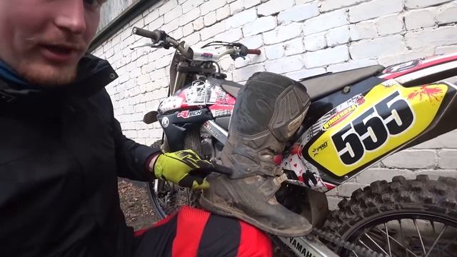 кросс эндуро покатушка, тренировка, сапоги протирают раму мотоцикла смотреть онлайн