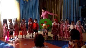 Дети поют песню "Антошка"