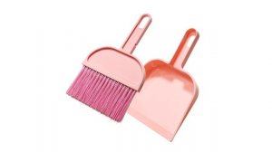 Звук веника, звуки подметание пола.