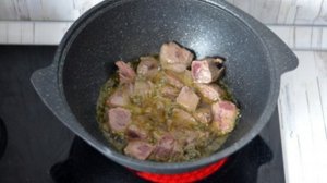 Плов в казане из говядины на плите