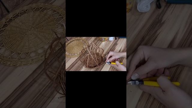 Плетеная пузатая корзина из бумажной лозы