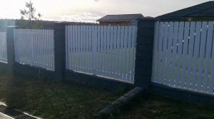 Монтаж забора белого двухстороннего евроштакетника RAL 9003