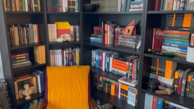 ИЗУМРУДНАЯ кухня в СТАЛИНКЕ! Большая библиотека в гостиной и необычные решения в санузле