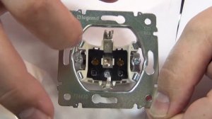 774420 - Обычная розетка Legrand Valena, цвет белый