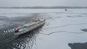 Буксир-толкач пробивает путь во льду пассажирскому судну  12/12/2020