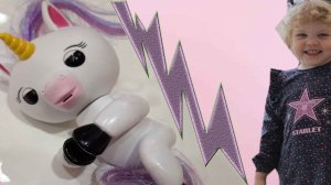 миниобзор интерактивного единорога от Fingerlings Джиджи Gigi рядом с принцессами диснея