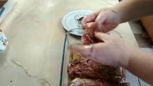 Жарим антрекот,маринованный в специях.