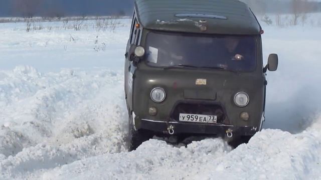 УАЗ-буханка вваливает по полной.