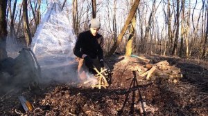Одиночная Ночёвка В Лесу. Укрытие из Плёнки! Готовлю куриные бёдрышки на костре. Обогреваюсь свечко