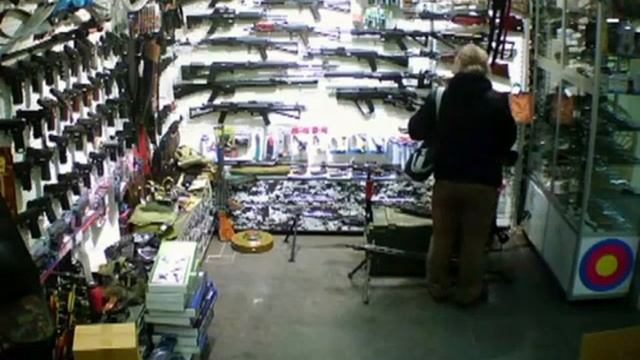 В Кирове седой мужчина украл арбалет из магазина смотреть онлайн