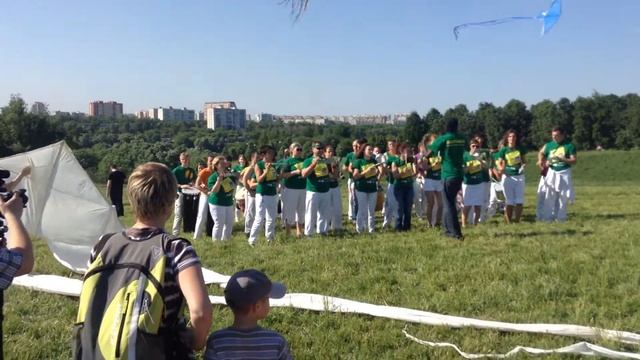 Воздушные змеи и Самба. Фестиваль воздушных змеев пестрое небо. смотреть онлайн