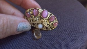 Находки блошиного рынка и товары из Англии. Породистая свинка. Винтажная бижутерия.