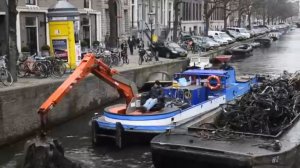 Добыча велосипедов в каналах Амстердама.