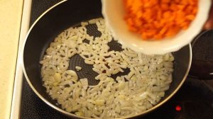 Куриный суп  яйцом и зеленым горошком. Пальчики оближешь)