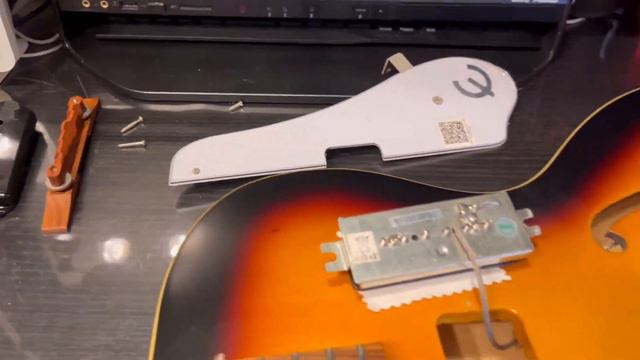 Epiphone Century E422T 薄型フルアコースティックギターのメンテナンスとサウンドチェック смотреть онлайн