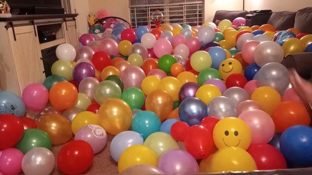 500 BALLOON CRAZINESS! Balloon Surfing, Balloon Jumping, Surprise Toys hidden in Balloons! PT 1