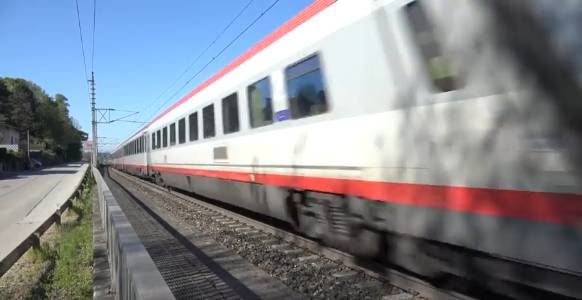 Красивое видео проезд на высокой скорости скоростного поезда в Европе