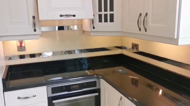 Стеклянный фартук с зеркальными вставками смотреть онлайн