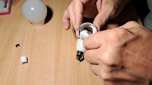 КАК ПОЧИНИТЬ ЦОКОЛЬ ЛАМПОЧКИ.