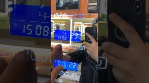 Настройка часов у зеркала.