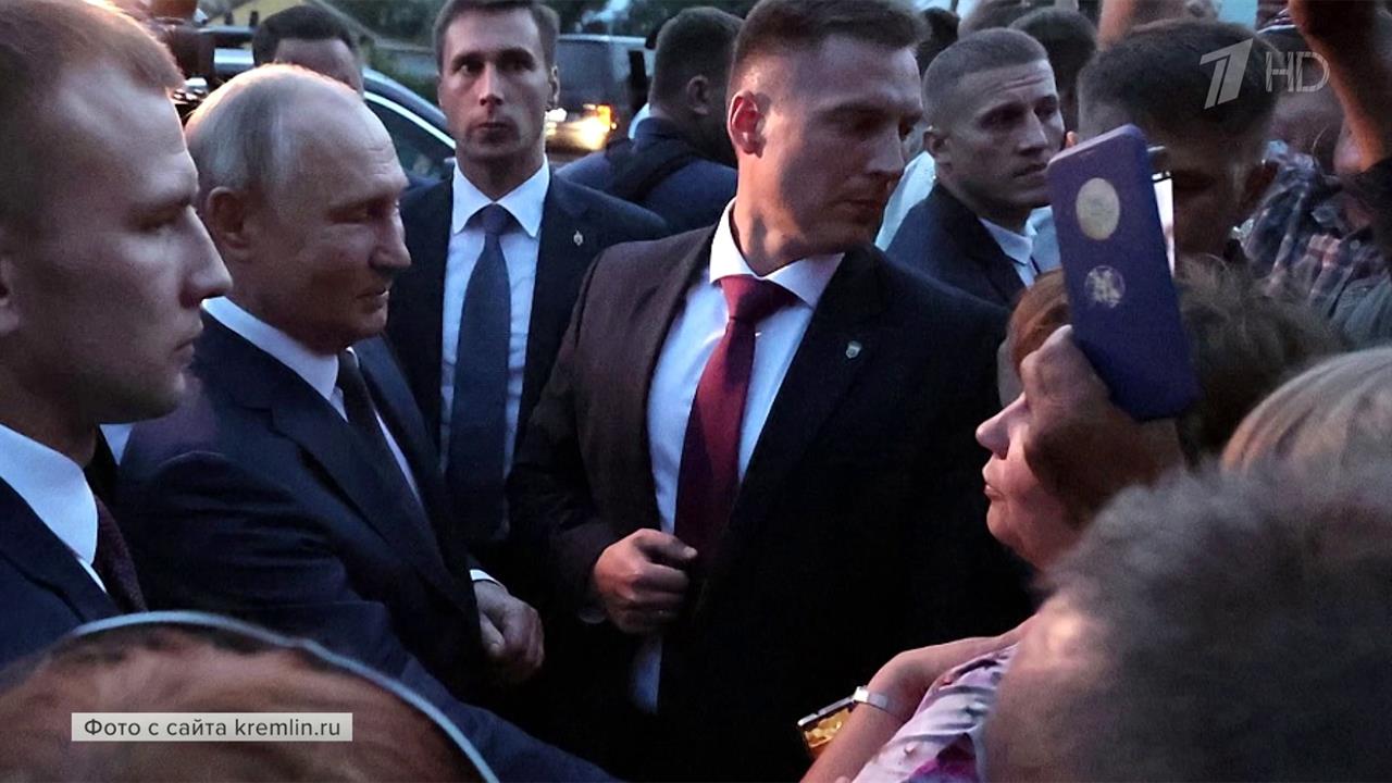 Владимир Путин приехал в село Тургиново Тверской области и пообщался с жителями