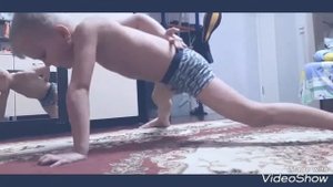 Отжимания от пола на одной руке. Ребенку 6 лет.