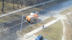 Поливальная машина на улицах Москвы