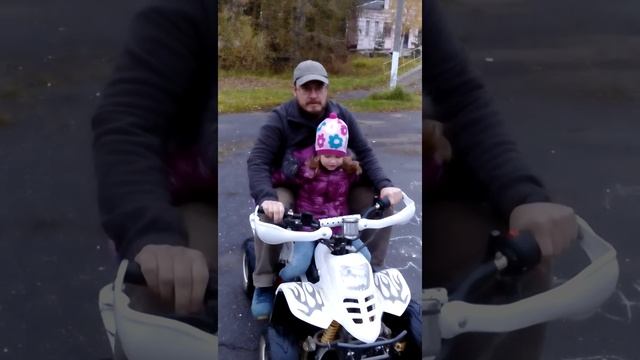 Китайский квадроцикл на аккумуляторе. Тянет 120 кг. смотреть онлайн
