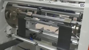 Автоматический станок для производства пакетов в рулоне с устройством фиксации рулона