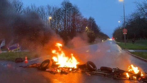 Протестующие во Франции блокируют движение по автомагистралям
