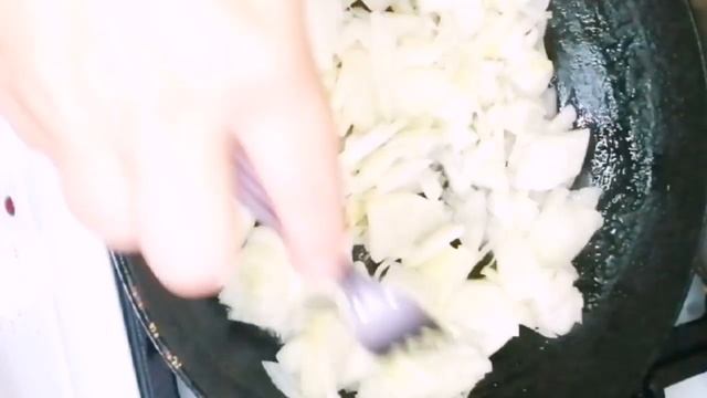 ЖАРЕНЫЕ ЛИСИЧКИ С КАРТОФЕЛЕМ И ЛУКОМ В СМЕТАНЕ | НЕВЕРОЯТНАЯ ВКУСНОТИЩА, СЪЕДАЕТСЯ ВМЕСТЕ С ТАРЕЛКО смотреть онлайн