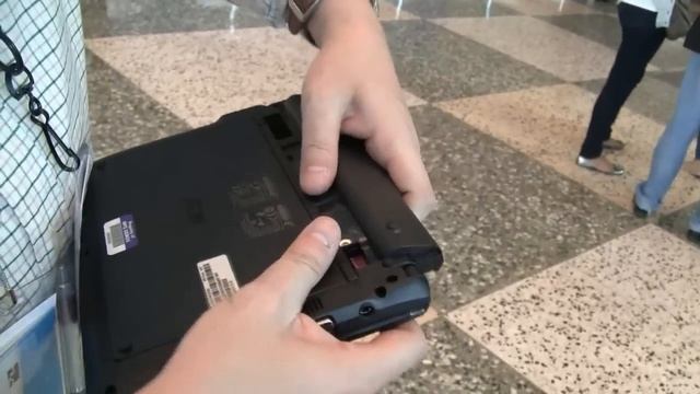 Acer Aspire One D255 with Dualcore Intel Atom N550 Hands On at IDF 2010 смотреть онлайн