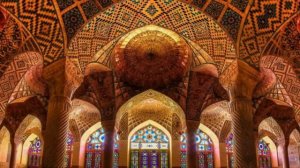 Богатство  красок  и  рисунков.  Мечеть Насир - аль -  Мульк ( Иран)